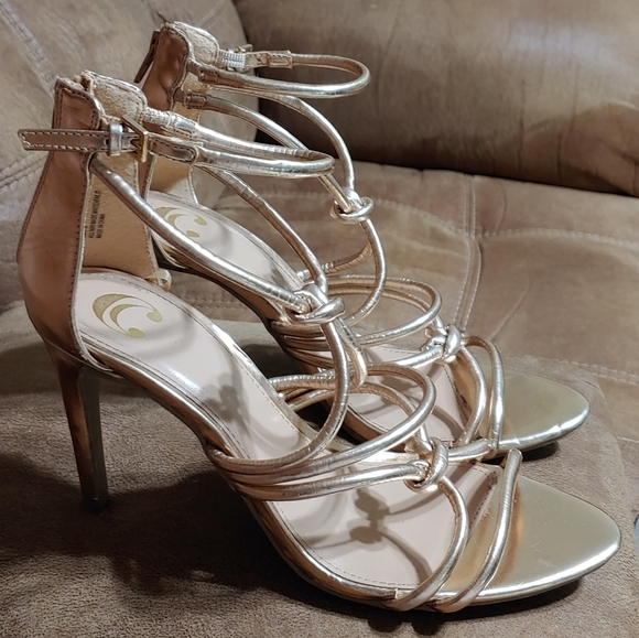 Dress. Sandals - Picture 2 of 5